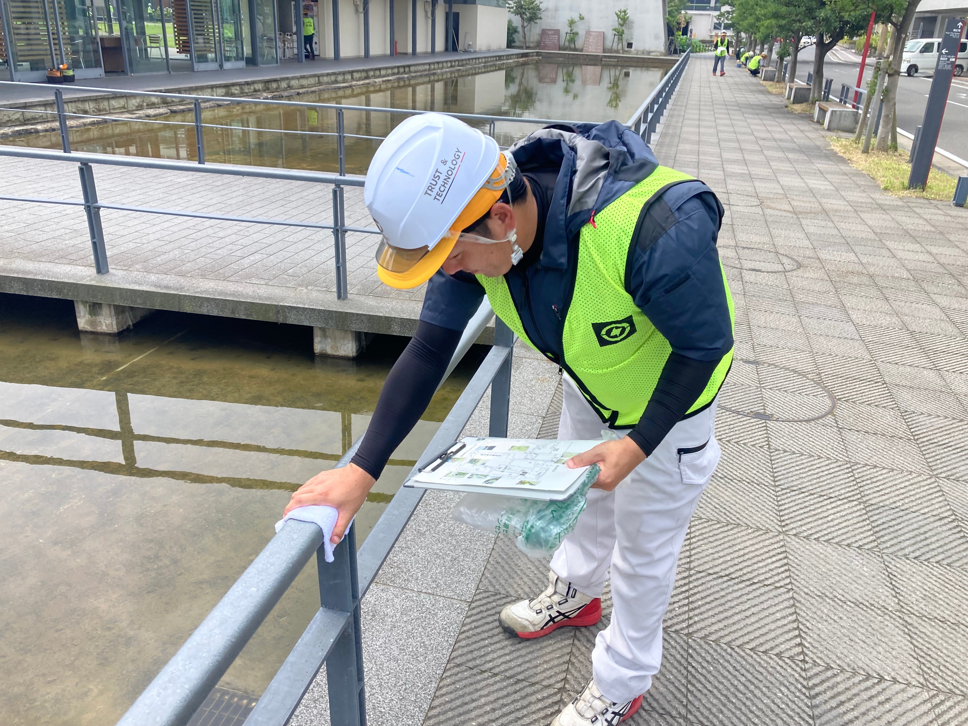 福井県電気工事工業組合の街路灯点検および清掃活動に参加しました。