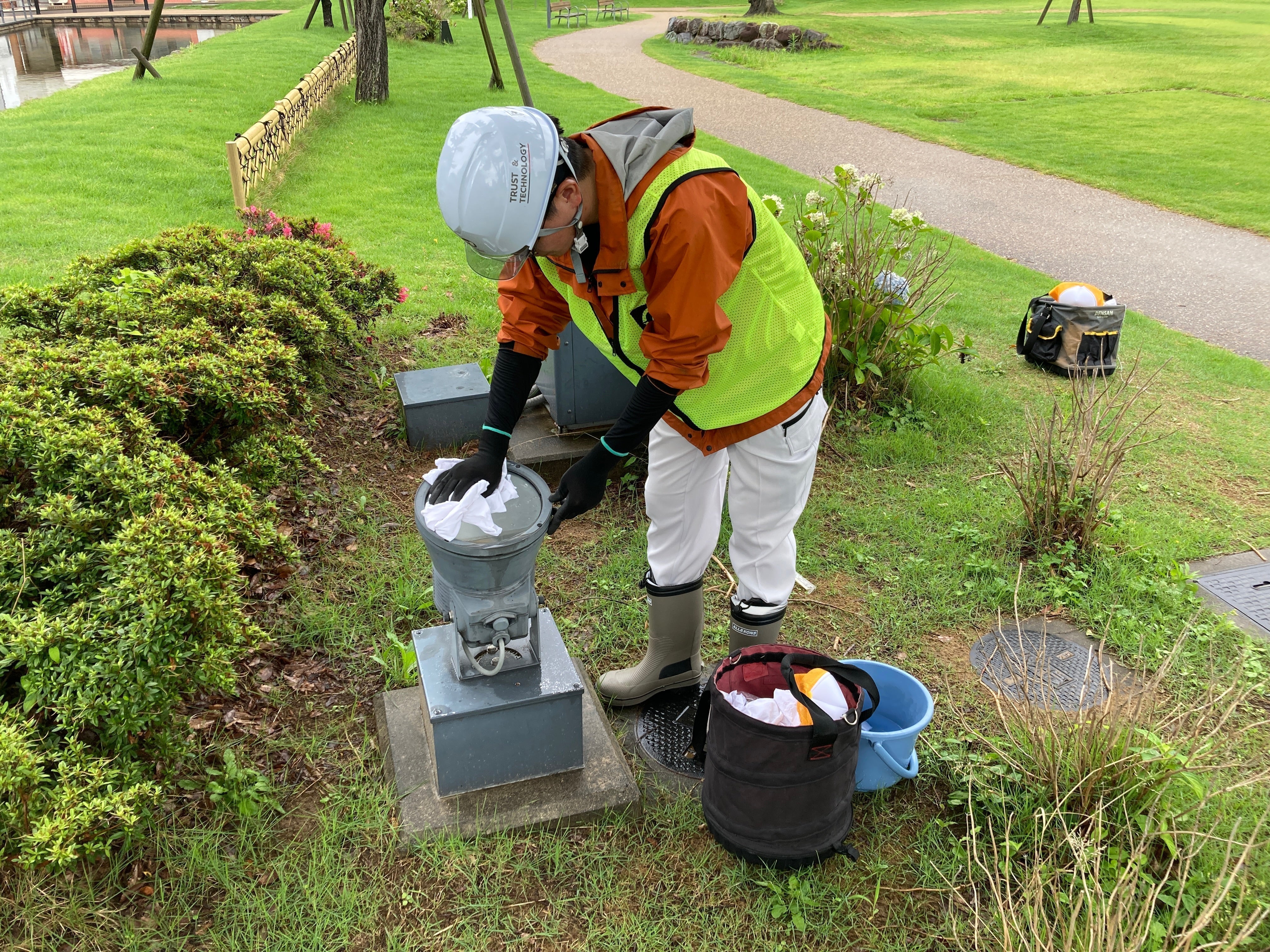 福井県電気工事工業組合の街路灯点検および清掃活動に参加しました。